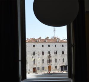 Blick auf ein Gebäude aus einem Fenster in der Unterkunft Astoria Hotel Italia in Udine