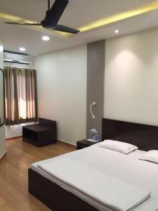 Pamposh Guest House GK II Market में एक कमरे में एक या कई बेड