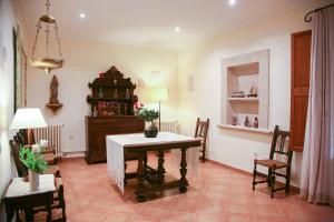 una sala de estar con mesa y sillas y una habitación con mesa en Casa Familiar y Acogedora, en Sa Pobla