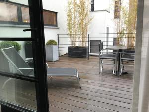 d'un balcon avec une table, des chaises, une table et des chaises. dans l'établissement YOOMA Urban Lodge, à Bruxelles