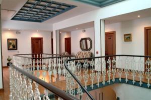 eine Wendeltreppe in einem Haus mit einem Stuhl in der Unterkunft Hotel Luzon in San Vicente de la Barquera