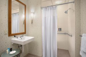 La salle de bains est pourvue d'un lavabo et d'une douche. dans l'établissement Crowne Plaza San Francisco Airport, an IHG Hotel, à Burlingame