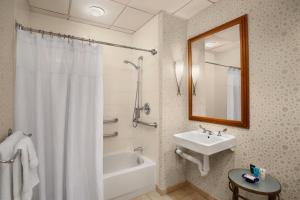 La salle de bains est pourvue d'un rideau de douche blanc et d'un lavabo. dans l'établissement Crowne Plaza San Francisco Airport, an IHG Hotel, à Burlingame