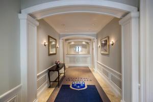 - un couloir avec un tapis bleu au sol dans l'établissement Chateau Versailles, à Montréal