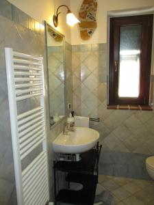 y baño con lavabo y aseo. en Casa Porto Azzurro, en Porto Azzurro