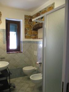 y baño con aseo y lavamanos. en Casa Porto Azzurro, en Porto Azzurro