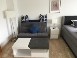 een woonkamer met een bank en een tafel bij Apartment Goethe in Weil am Rhein