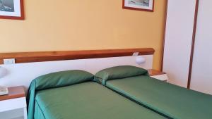 Giường trong phòng chung tại Hotel Italie et Suisse