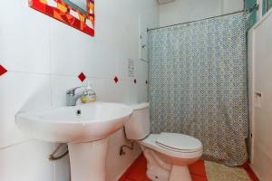 A bathroom at Casa Violeta Limón