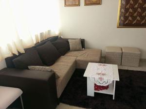 Area tempat duduk di Kartini Apartment