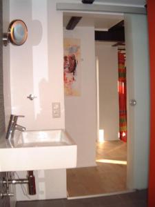 a bathroom with a sink and a mirror at Appartement Kirschgarten Mainz Rochusstraße in Mainz