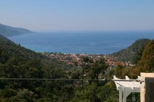 - une vue sur la ville depuis la montagne dans l'établissement Ölüdeniz Loft - Adults Only, à Ölüdeniz