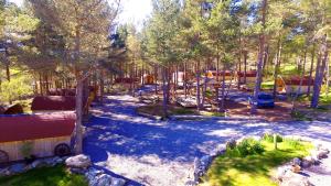 - un parc avec une aire de jeux et une balançoire dans l'établissement Camping Pod Heaven, à Brackla