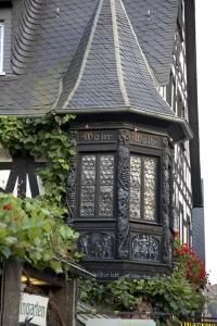 um edifício com um sinal na lateral em Hotel Lindenwirt em Rüdesheim am Rhein