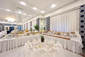 Makanan di atau berdekatan hotel