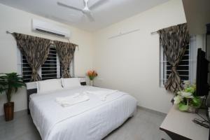 Giường trong phòng chung tại Krishna Vibe Service Apartment