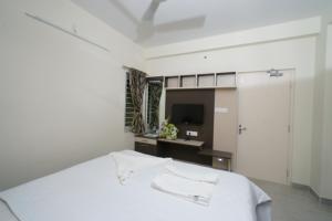 Giường trong phòng chung tại Krishna Vibe Service Apartment