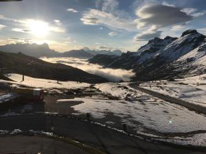 vista su una valle con montagne innevate di Hotel Savoia a Canazei