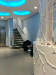 Cette chambre est dotée d'un escalier avec des lumières bleues au plafond. dans l'établissement Hotel Boutique La Mar - Adults Only, à Peñíscola