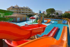 een waterpark met een glijbaan en een zwembad bij 3HB Clube Humbria - All Inclusive in Albufeira