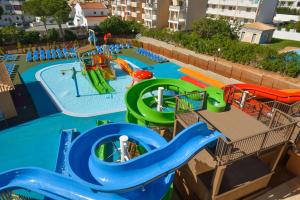 een groot waterpark met een waterglijbaan bij 3HB Clube Humbria - All Inclusive in Albufeira