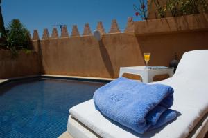 un letto accanto alla piscina di Riad Yacout a Meknès