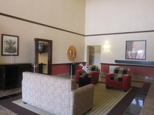 uma sala de estar com duas cadeiras e uma lareira em Sonesta Simply Suites Stafford em Stafford