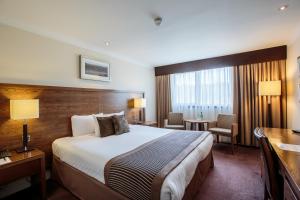 Un pat sau paturi într-o cameră la The Aberdeen Altens Hotel