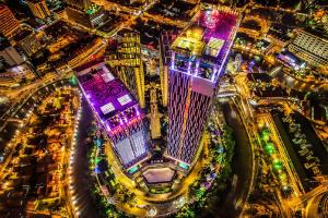 uma vista aérea de uma cidade à noite em Swiss-Garden Hotel Melaka em Malaca