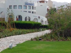 einen Steinweg vor einem Gebäude in der Unterkunft Apartment in Jebel Sifah in As Sīfah