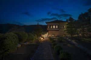 uma casa à noite com um caminho que leva até ela em Urania Traditional Stone House em Pinakátai