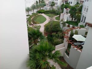 einen Blick vom Balkon eines Gebäudes in der Unterkunft Apartment in Jebel Sifah in As Sīfah