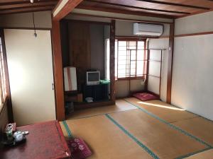 een lege kamer met een kamer met een tv erin bij Niko Ryokan in Aizuwakamatsu