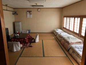 een kamer met een stapel bedden erin bij Niko Ryokan in Aizuwakamatsu