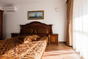 um quarto com uma cama e uma fotografia na parede em Boutique Apart Hotel Versis em Sunny Beach