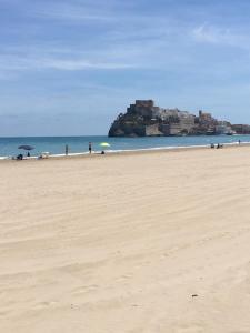 einen Strand mit Menschen auf dem Sand und dem Meer in der Unterkunft Just Style El Mañico in Peñíscola