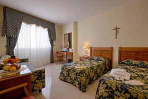 Hotel Centro di Spiritualità Padre Pio房間的床