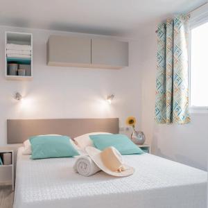 um quarto com uma cama com um chapéu em Giannella Camping em Orbetello