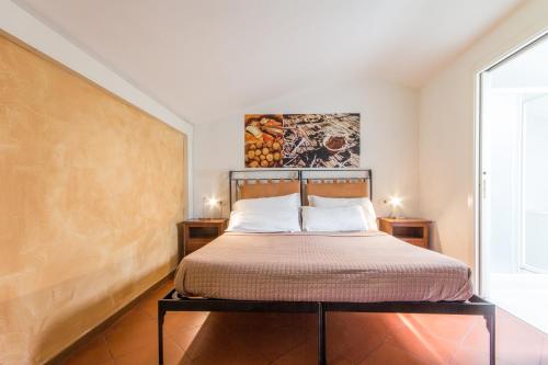 a bedroom with a bed and a painting on the wall at Casa Del Noce in Rovereto