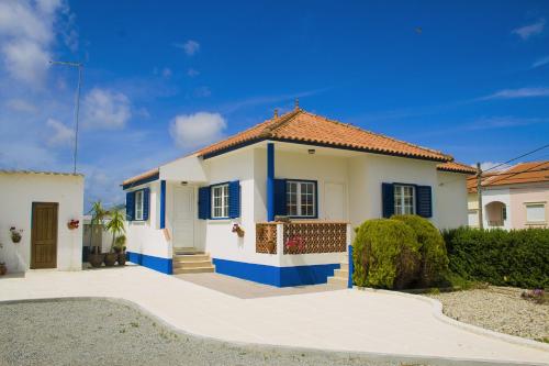 a white and blue house with a driveway at Casal Do Góis Guest House in Atouguia da Baleia