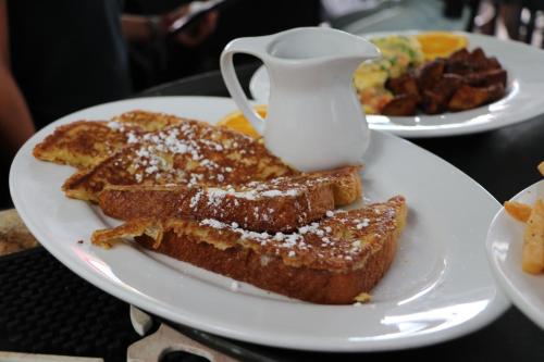 - une assiette de pain perdu avec du sucre en poudre dans l'établissement La Te Da - Adult Only, 21 or older, à Key West