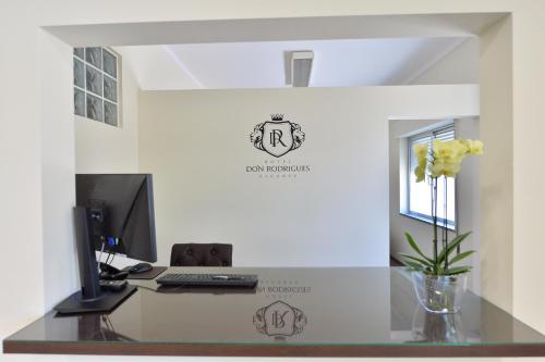 an office with a desk with a computer on it at Hotel Don Rodrigues in Tavira