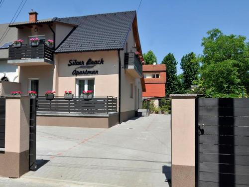 um edifício com uma placa que diz shan best restaurant em Silver Beach Apartments em Siófok