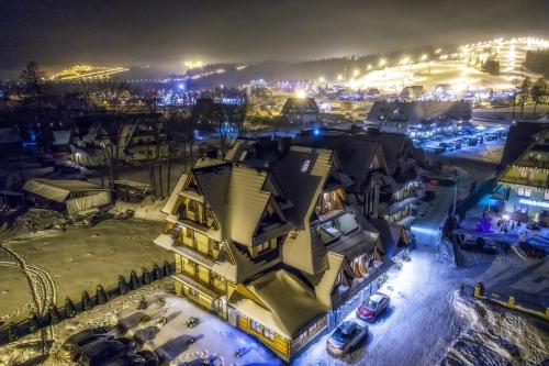 Konukevinden çekilmiş Białka Tatrzanska şehrinin genel bir manzarası veya şehir manzarası