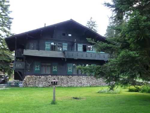 una grande casa con un muro in pietra in un cortile di Apartman Forstamt Glatzen Kladska a Mariánské Lázně