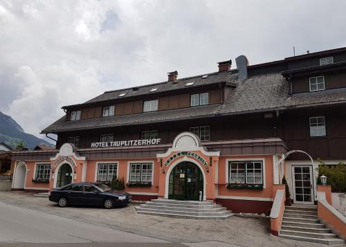 un coche negro estacionado frente a un edificio en Hotel Tauplitzerhof, en Tauplitz