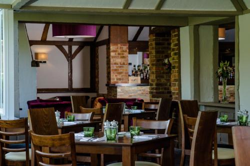 comedor con mesas y sillas de madera en The Legacy Rose & Crown Hotel, en Salisbury