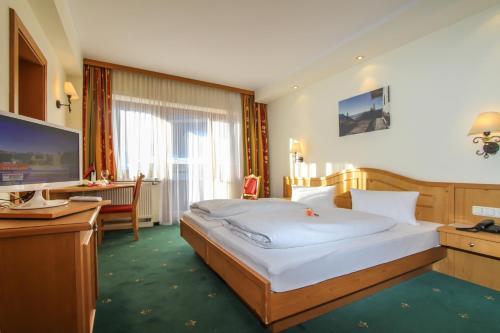 Tempat tidur dalam kamar di Hotel Tiroler Adler Bed & Breakfast