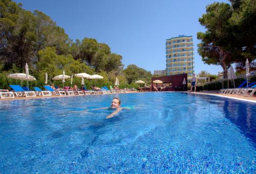 Piscina a Hotel Timor o a prop