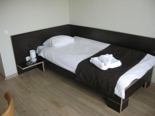 A bed or beds in a room at Hotel Dobele